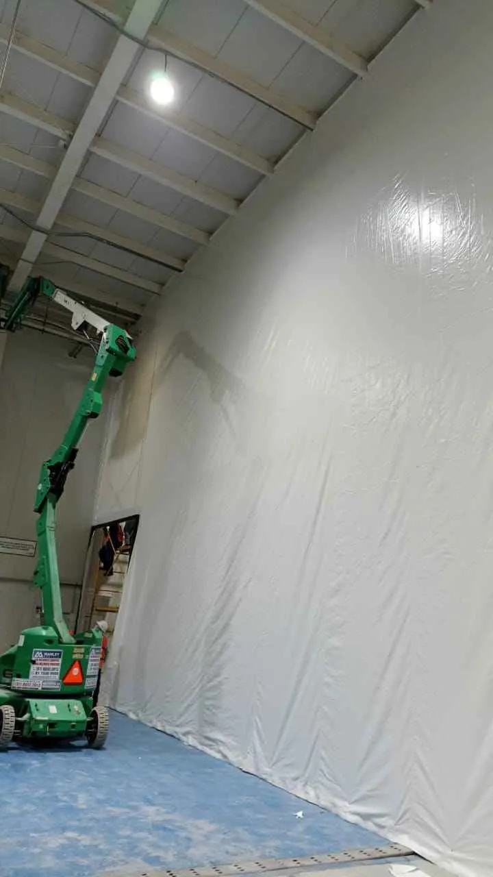 Cortinas de lona industriales instaladas en nave en Monterrey